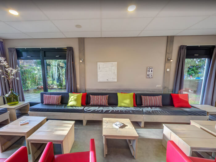 Groepsaccommodatie in Schaijk (Noord-Brabant) voor 24 personen met 12 slaapkamers en 4 badkamers.