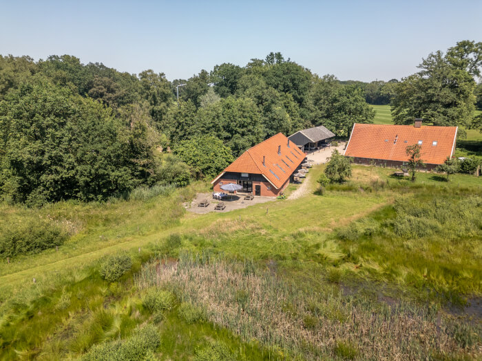 Groepsaccommodatie in Ambt Delden (Overijssel) voor 26 personen met 12 slaapkamers en 6 badkamers.