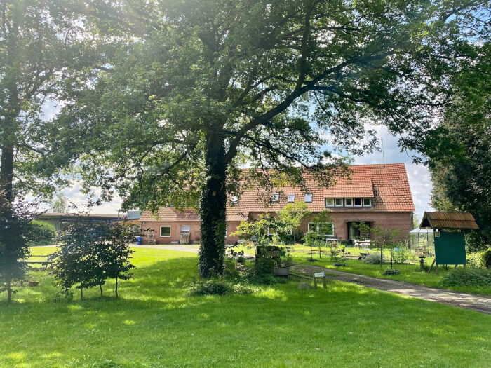 Groepsaccommodatie in Hoogstede (Drenthe) voor 30 personen met 8 slaapkamers en 6 badkamers.