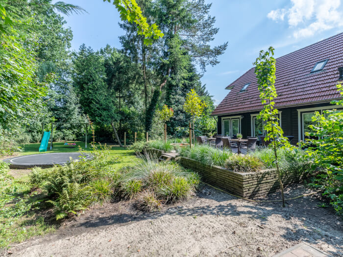 Groepsaccommodatie in Bruchterveld (Overijssel) voor 16 personen met 8 slaapkamers en 6 badkamers.