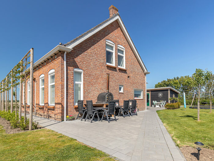 Groepsaccommodatie in Wolphaartsdijk (Zeeland) voor 14 personen met 7 slaapkamers en 2 badkamers.