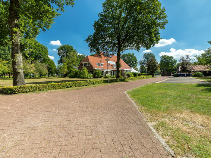 Groepsaccommodatie in Appelscha (Friesland) voor 99 personen met 9 slaapkamers en 7 badkamers.