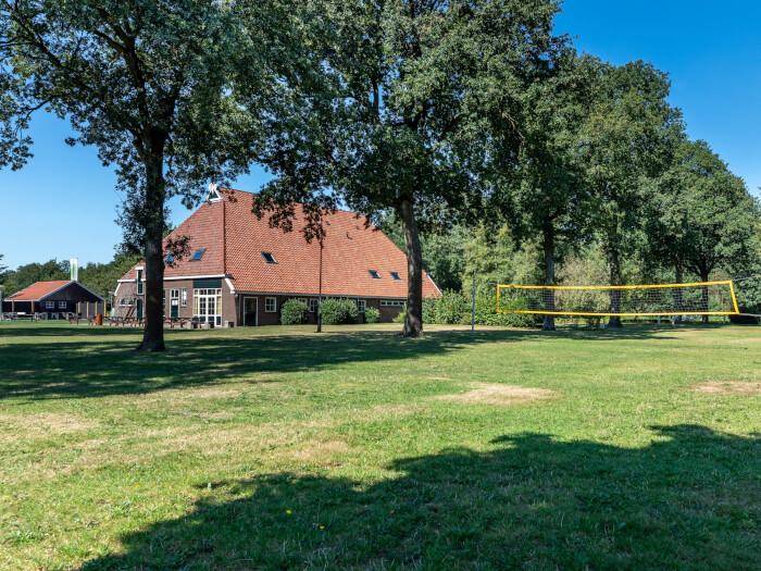 Groepsaccommodatie in Appelscha (Friesland) voor 99 personen met 9 slaapkamers en 7 badkamers.