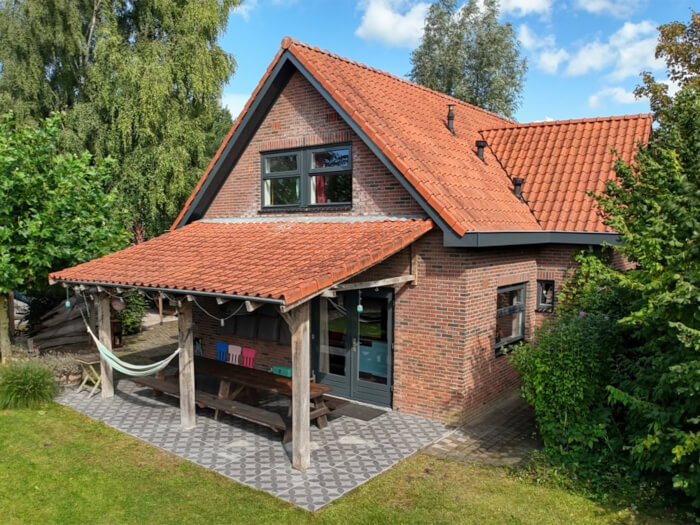 Groepsaccommodatie in Zeewolde (Flevoland) voor 12 personen met 5 slaapkamers en 2 badkamers.