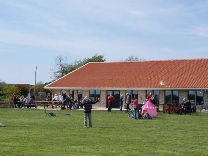 Groepsaccommodatie in Den Hoorn (Waddeneilanden) voor 24 personen met 4 slaapkamers en 4 badkamers.