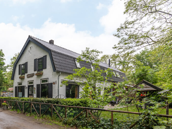 Groepsaccommodatie in Grave (Noord-Brabant) voor 11 personen met 6 slaapkamers en 2 badkamers.