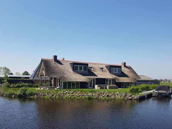 Groepsaccommodatie in Terkaple (Friesland) voor 16 personen met 8 slaapkamers en 4 badkamers.