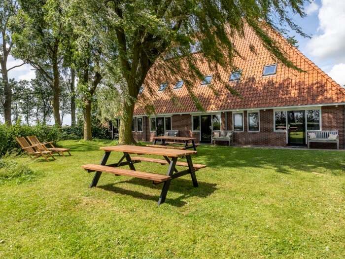 Groepsaccommodatie in Hindeloopen (Friesland) voor 23 personen met 9 slaapkamers en 5 badkamers.