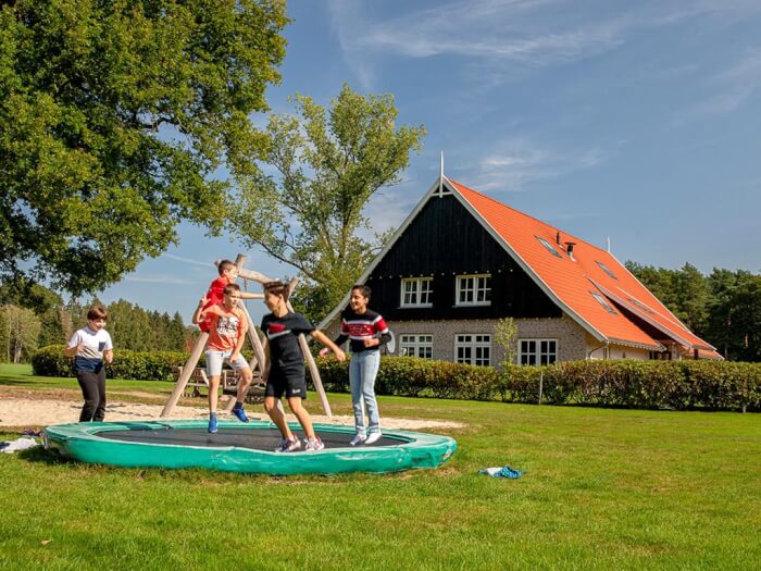 Groepsaccommodatie in Losser (Overijssel) voor 45 personen met 16 slaapkamers en 16 badkamers.