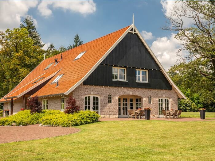 Groepsaccommodatie in Losser (Overijssel) voor 45 personen met 16 slaapkamers en 16 badkamers.
