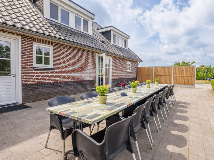 Groepsaccommodatie in Eibergen (Gelderland) voor 16 personen met 5 slaapkamers en 5 badkamers.