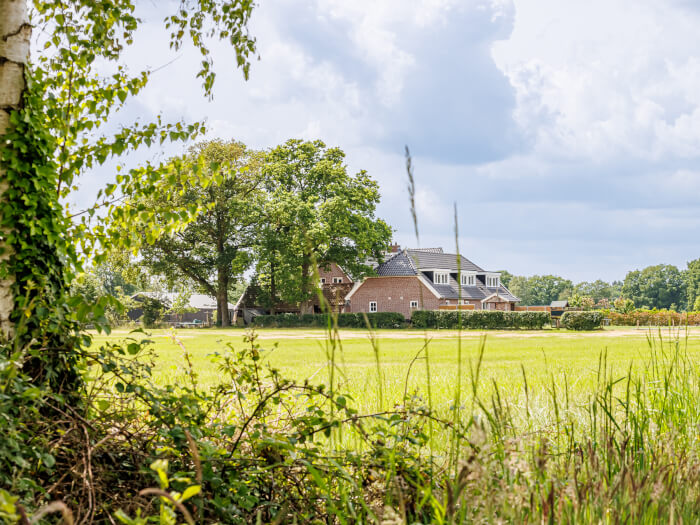 Groepsaccommodatie in Eibergen (Gelderland) voor 16 personen met 5 slaapkamers en 5 badkamers.