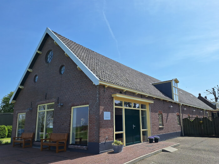 Groepsaccommodatie in Maasland (Zuid-Holland) voor 32 personen met 10 slaapkamers en 8 badkamers.