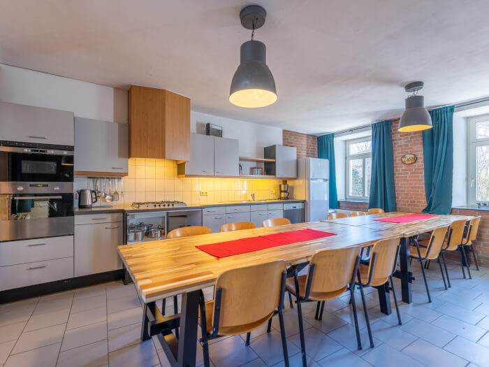 Groepsaccommodatie in Sint Geertruid (Limburg) voor 14 personen met 3 slaapkamers en 2 badkamers.