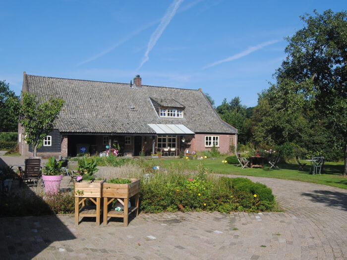 Groepsaccommodatie in Alphen (Noord-Brabant) voor 12 personen met 5 slaapkamers en 5 badkamers.