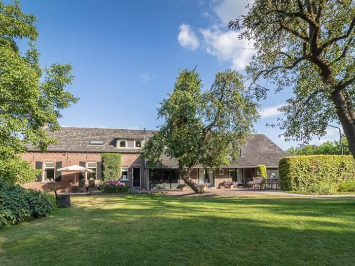 Groepsaccommodatie in Beringe (Limburg) voor 9 personen met 5 slaapkamers en 2 badkamers.