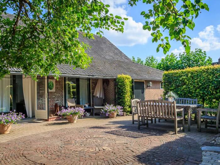 Groepsaccommodatie in Beringe (Limburg) voor 9 personen met 5 slaapkamers en 2 badkamers.