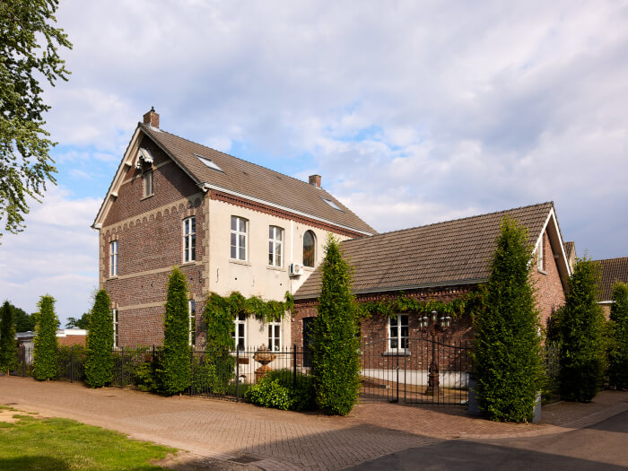 Groepsaccommodatie in Neer (Limburg) voor 21 personen met 9 slaapkamers en 9 badkamers.