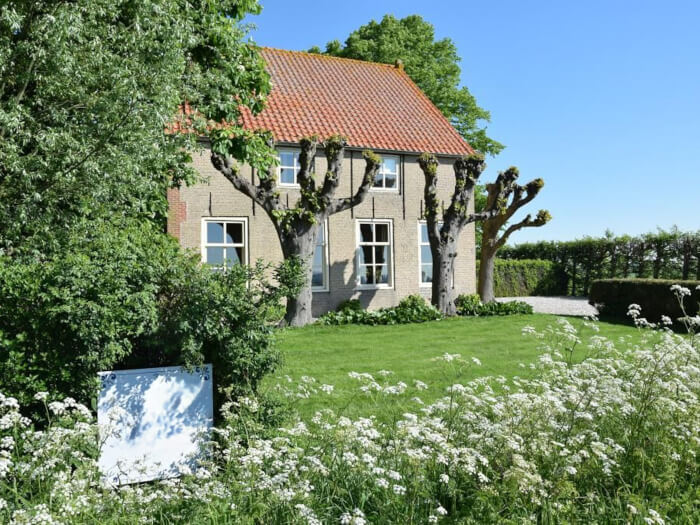 Groepsaccommodatie in Heerenhoek (Zeeland) voor 14 personen met 6 slaapkamers en 4 badkamers.