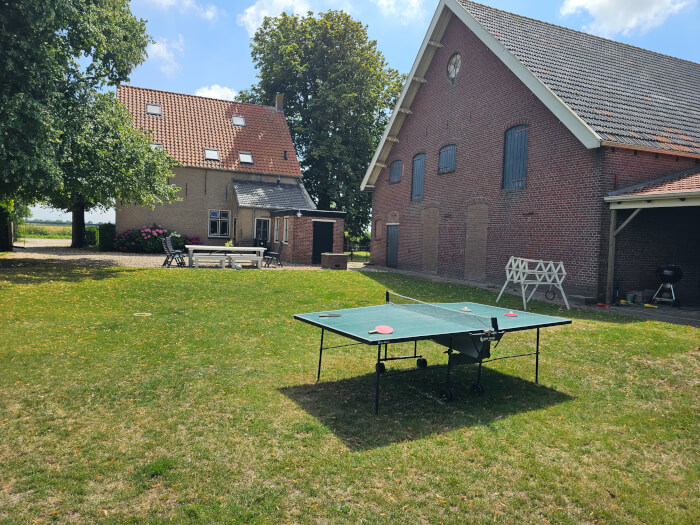 Groepsaccommodatie in Heerenhoek (Zeeland) voor 14 personen met 6 slaapkamers en 4 badkamers.