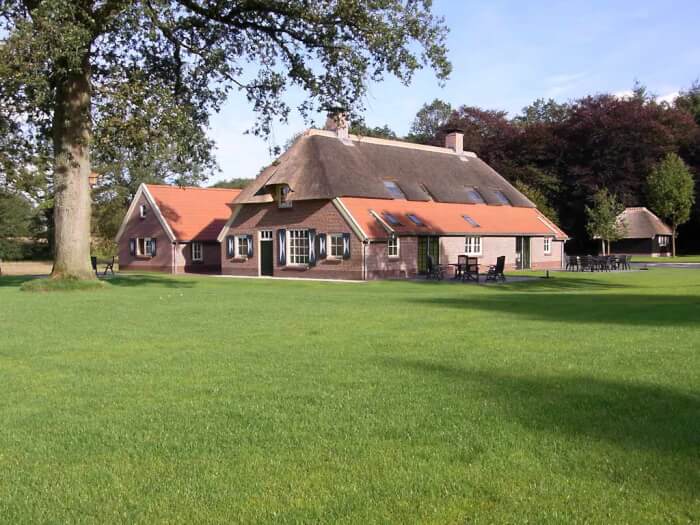 Groepsaccommodatie in Ommen (Overijssel) voor 19 personen met 8 slaapkamers en 3 badkamers.