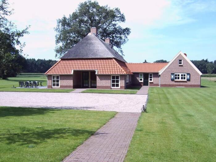 Groepsaccommodatie in Ommen (Overijssel) voor 19 personen met 8 slaapkamers en 3 badkamers.
