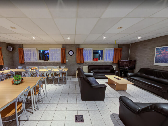 Groepsaccommodatie in Schaijk (Noord-Brabant) voor 40 personen met 5 slaapkamers en 6 badkamers.