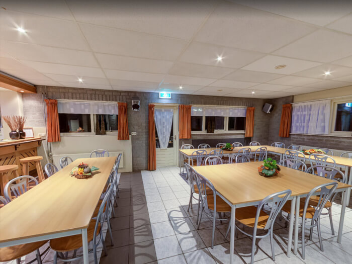 Groepsaccommodatie in Schaijk (Noord-Brabant) voor 40 personen met 5 slaapkamers en 6 badkamers.
