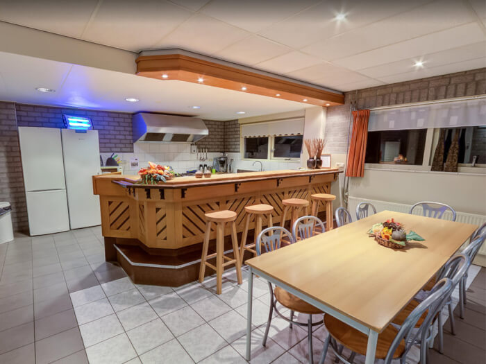 Groepsaccommodatie in Schaijk (Noord-Brabant) voor 40 personen met 5 slaapkamers en 6 badkamers.