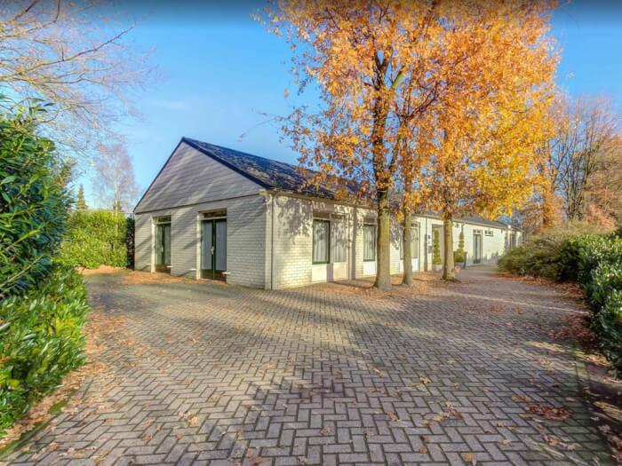 Groepsaccommodatie in Schaijk (Noord-Brabant) voor 30 personen met 8 slaapkamers en 6 badkamers.