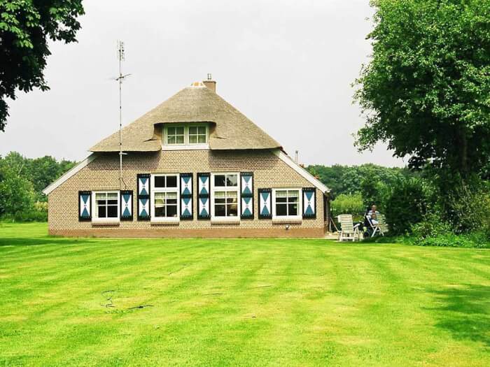 Groepsaccommodatie in Ommen (Overijssel) voor 16 personen met 6 slaapkamers en 2 badkamers.