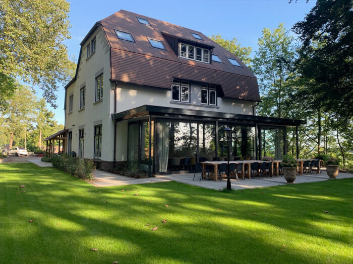 Groepsaccommodatie in Beek (Gelderland) voor 26 personen met 9 slaapkamers en 9 badkamers.
