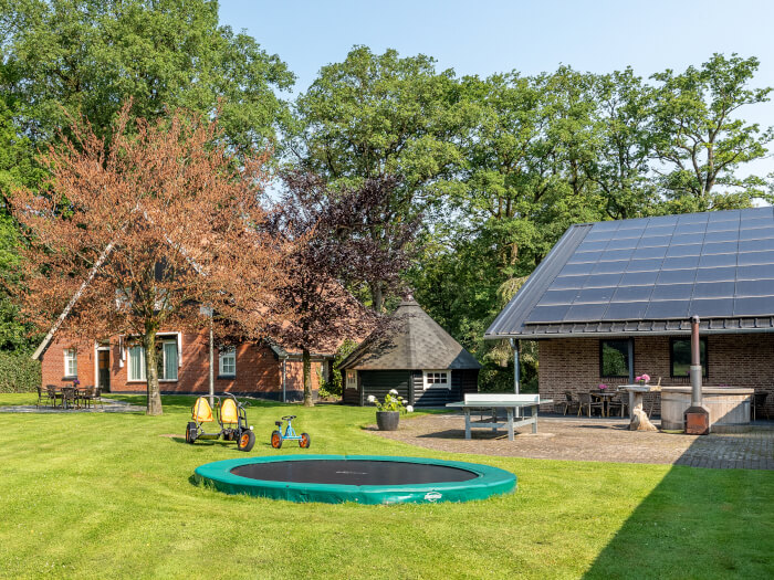 Groepsaccommodatie in Losser (Overijssel) voor 14 personen met 7 slaapkamers en 7 badkamers.