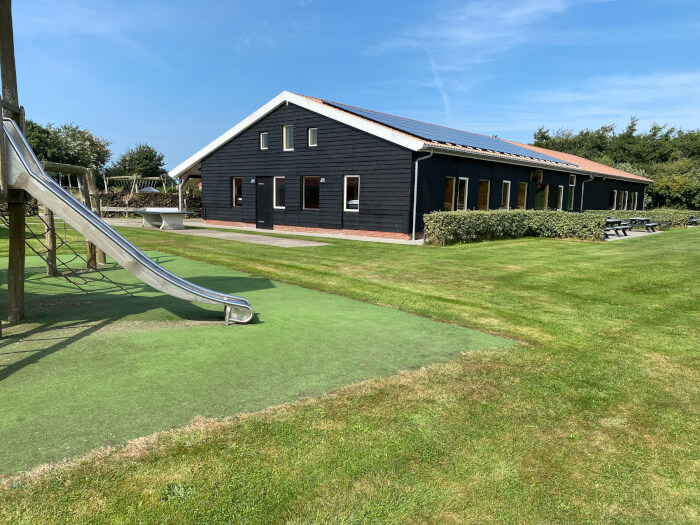 Groepsaccommodatie in Den Hoorn (Waddeneilanden) voor 70 personen met 13 slaapkamers en 7 badkamers.