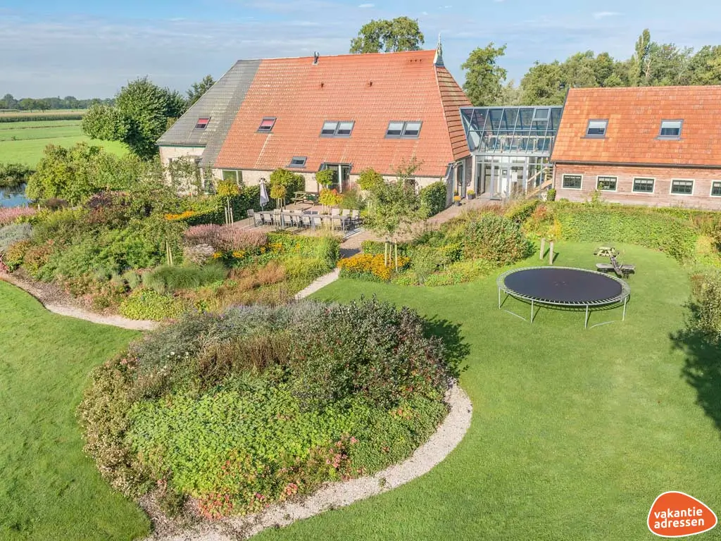 Groepsaccommodatie in Gorredijk (Friesland) voor 16 personen met 8 slaapkamers en 8 badkamers.