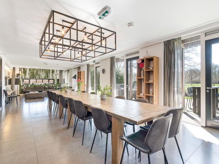 Groepsaccommodatie in Leusden (Utrecht) voor 20 personen met 8 slaapkamers en 5 badkamers.