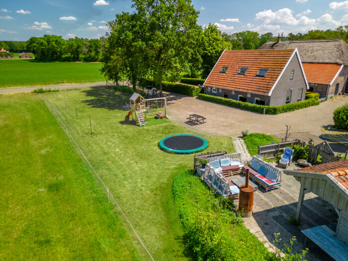 Groepsaccommodatie in Holten (Overijssel) voor 14 personen met 6 slaapkamers en 3 badkamers.