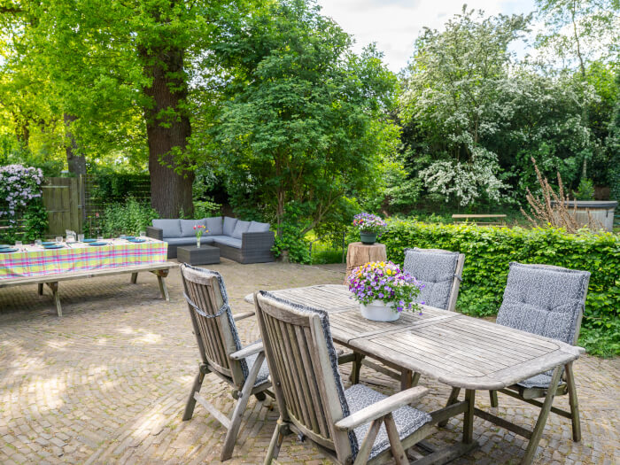 Groepsaccommodatie in Wateren (Drenthe) voor 12 personen met 5 slaapkamers en 4 badkamers.