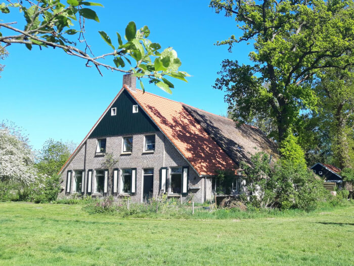 Groepsaccommodatie in Wateren (Drenthe) voor 12 personen met 5 slaapkamers en 4 badkamers.
