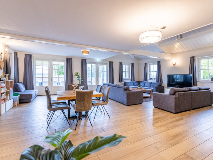 Groepsaccommodatie in Mill (Noord-Brabant) voor 28 personen met 8 slaapkamers en 6 badkamers.