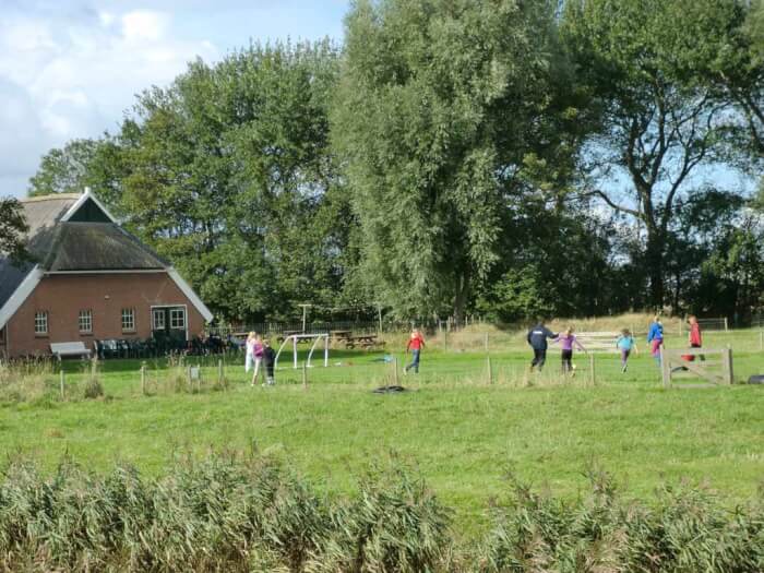 Groepsaccommodatie in Noordpolderzijl (Groningen) voor 30 personen met 6 slaapkamers en 4 badkamers.