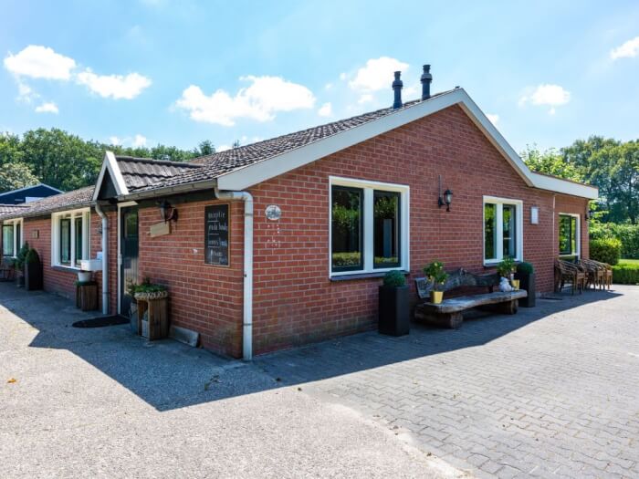Groepsaccommodatie in Buurse (Overijssel) voor 24 personen met 7 slaapkamers en 4 badkamers.