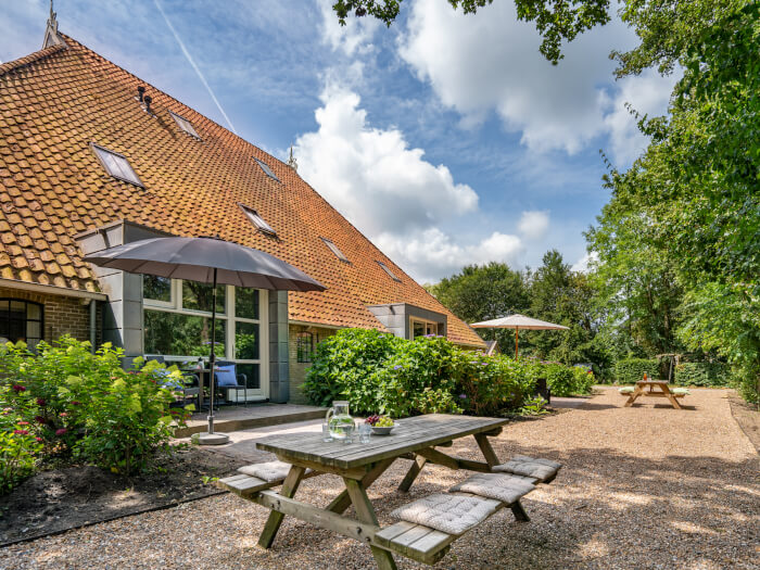 Groepsaccommodatie in Mantgum (Friesland) voor 18 personen met 9 slaapkamers en 5 badkamers.