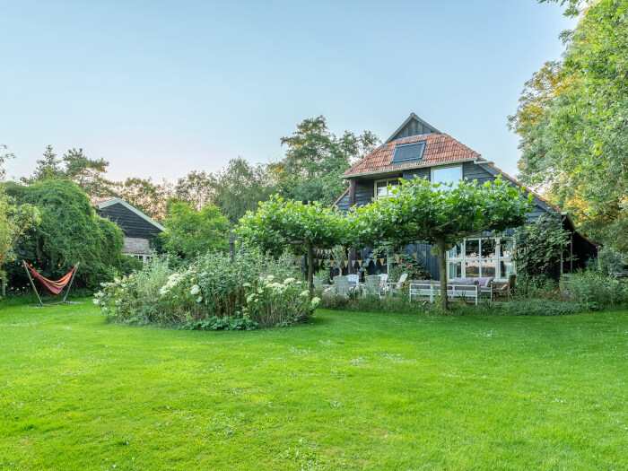 Groepsaccommodatie in Wapserveen (Drenthe) voor 26 personen met 9 slaapkamers en 6 badkamers.