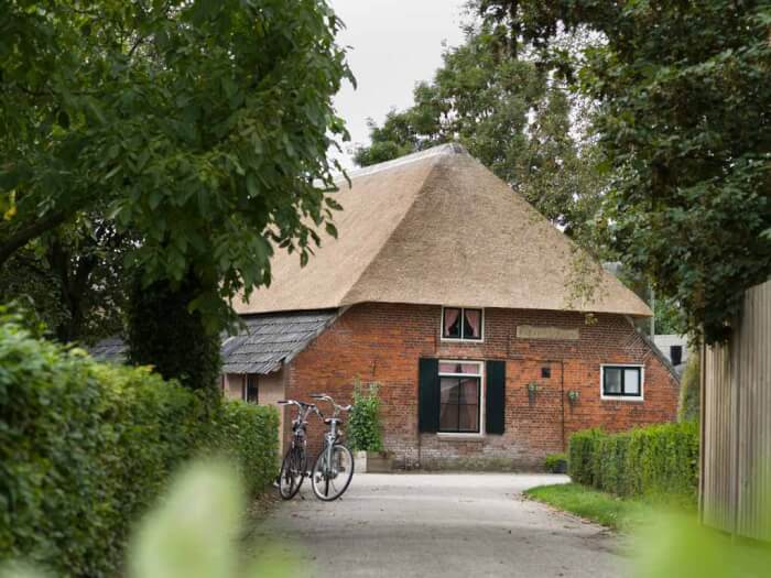 Groepsaccommodatie in Moergestel (Noord-Brabant) voor 14 personen met 5 slaapkamers en 2 badkamers.