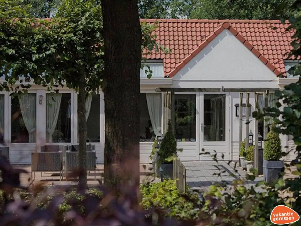 Groepsaccommodatie in Dongen (Noord-Brabant) voor 26 personen met 9 slaapkamers en 9 badkamers.