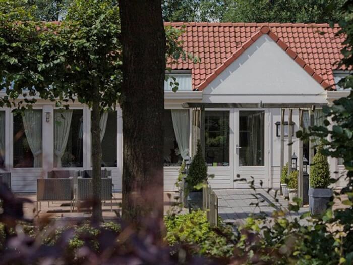 Groepsaccommodatie in Dongen (Noord-Brabant) voor 26 personen met 9 slaapkamers en 9 badkamers.