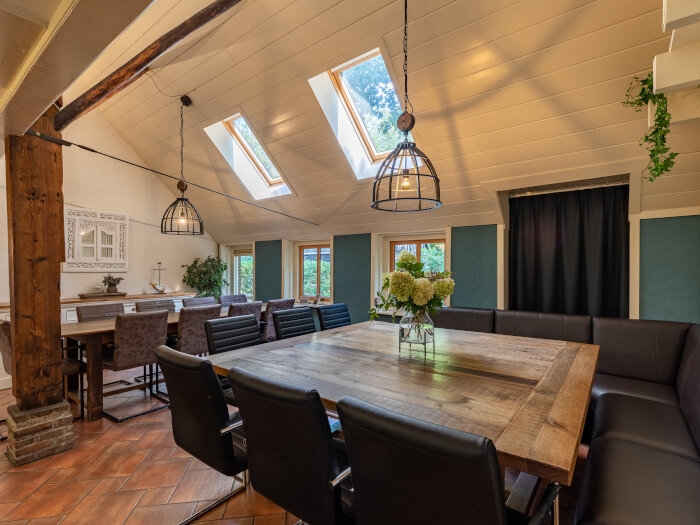 Groepsaccommodatie in Wapserveen (Drenthe) voor 27 personen met 11 slaapkamers en 8 badkamers.