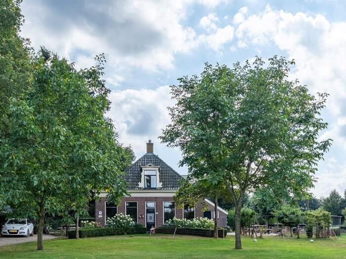 Groepsaccommodatie in Wapserveen (Drenthe) voor 27 personen met 11 slaapkamers en 8 badkamers.