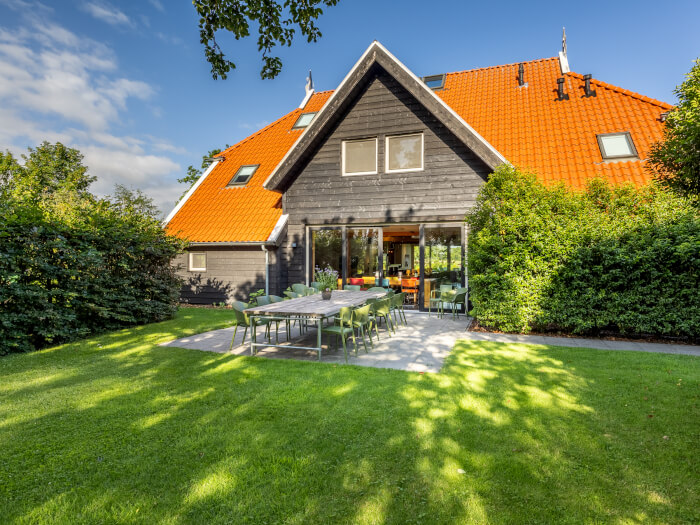 Groepsaccommodatie in Zuidvelde (Drenthe) voor 16 personen met 8 slaapkamers en 7 badkamers.